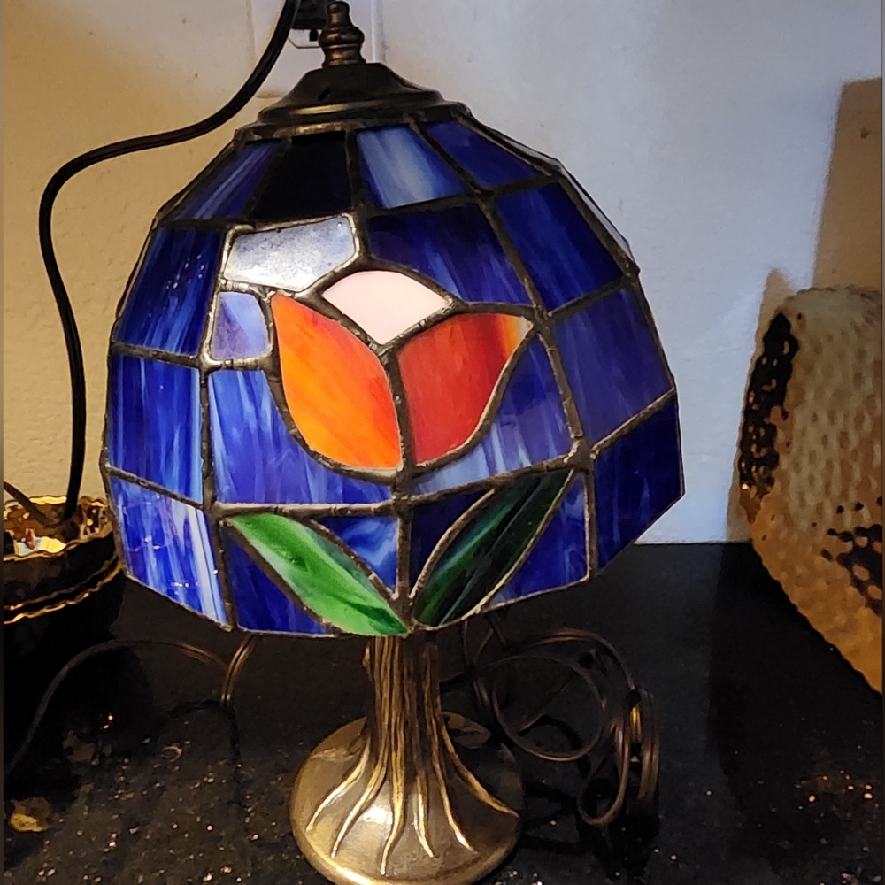 ❤️SOLD❤️ Tiffany Style Stained Glass Accent Table Lamp Tulips! - Picture 8 of 8